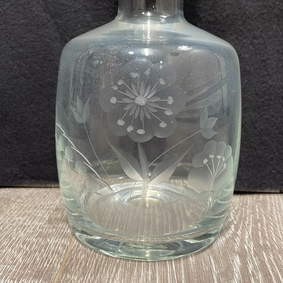 Vintage Glass Wine Liqueur Decanter with Stopper Etched Flowers - Picture 4 of 16
